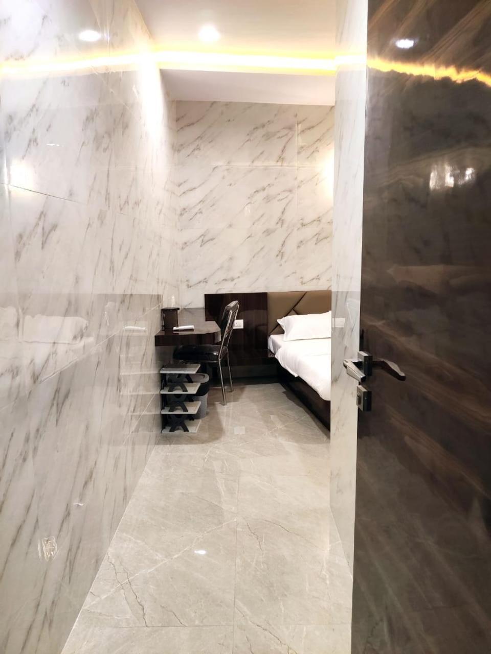 Hotel Comfy Inn Mumbai Bagian luar foto