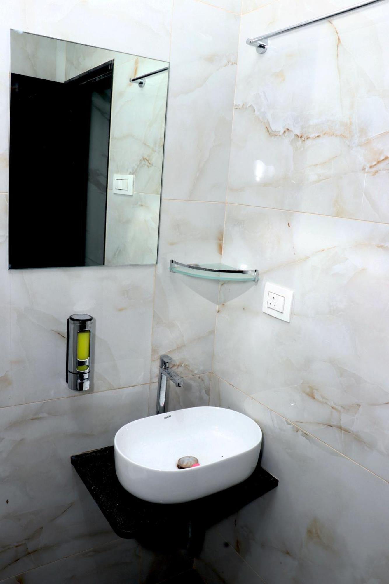 Hotel Comfy Inn Mumbai Bagian luar foto